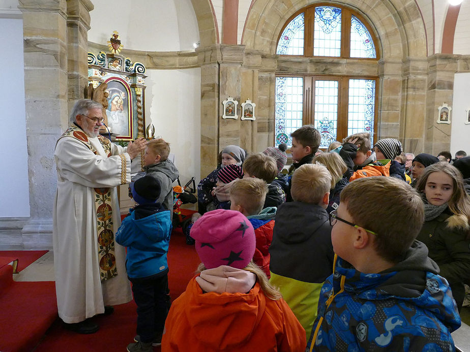 Krippenandacht mit Segnung der Kinder (Foto: Karl-Franz Thiede)